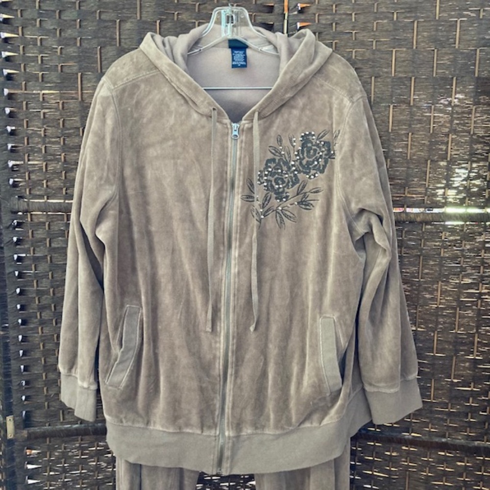 Basic Edition Woman's Hooded Jogging Set Size: 1x… - image 1